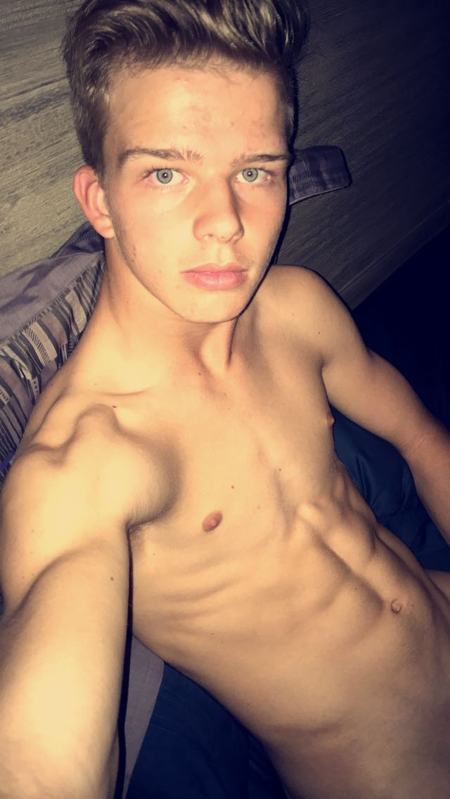 teen-boy-nude-self-pic