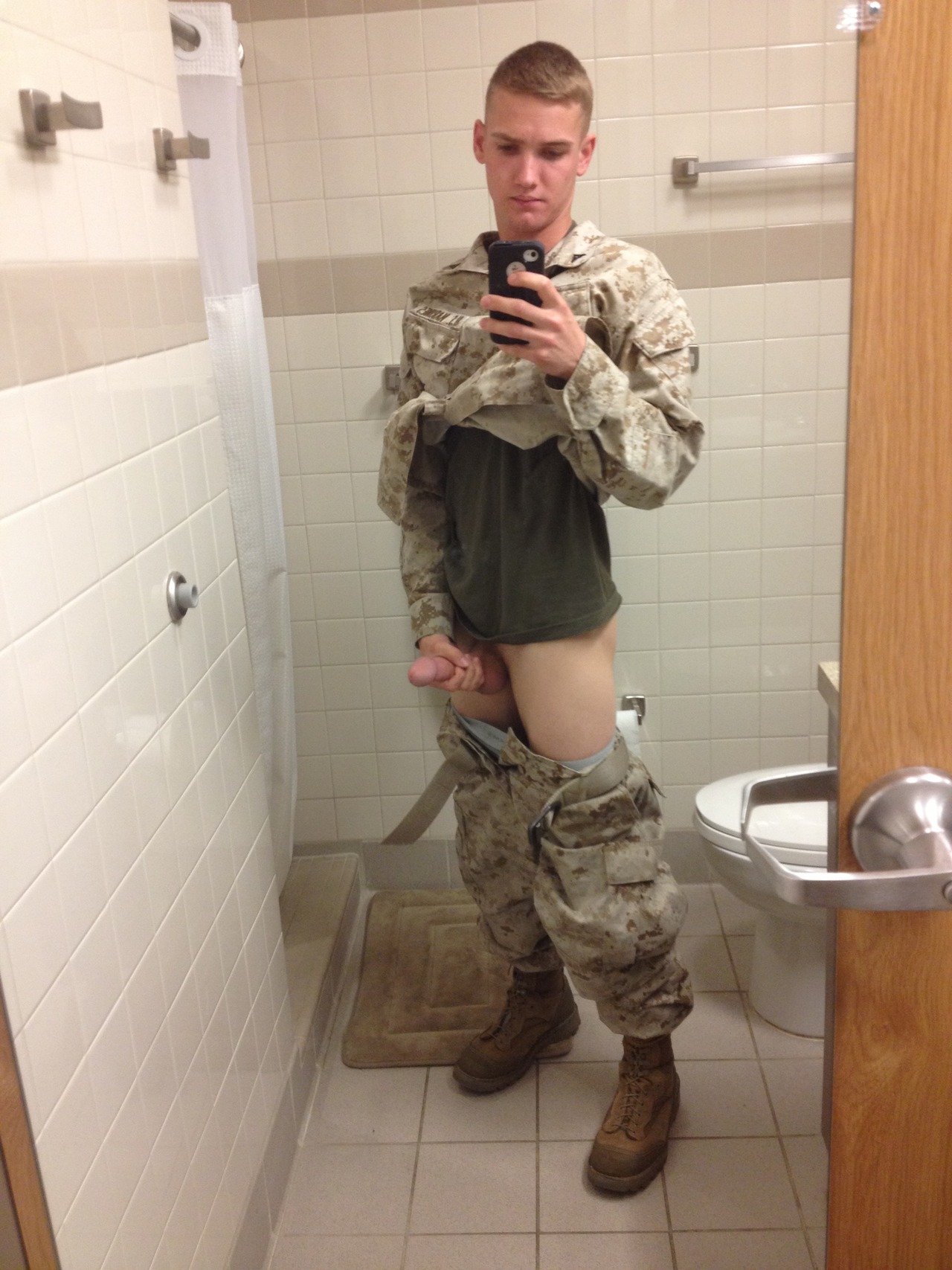 Nude Selfies from a wicked 18 year old Soldier! 
