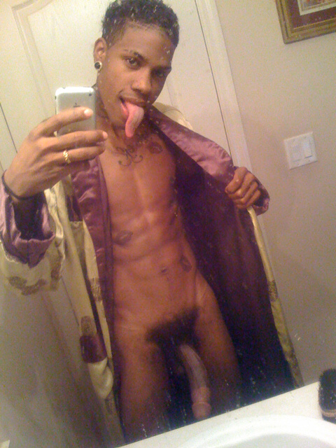 free selfpics - black gay stud with sixpack shows his long penis.